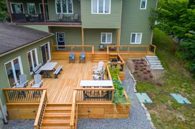 Terrasse enveloppante avec escalier et garde-corps — image d'inspiration